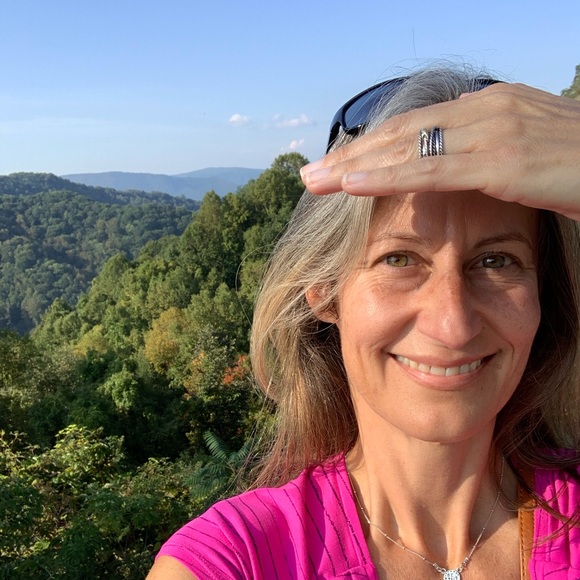 Profile Picture of Stefanie Parzek (@sparzek) on Poshmark