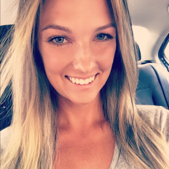 Profile Picture of Ashley Keller (@ashleyykeller) on Poshmark