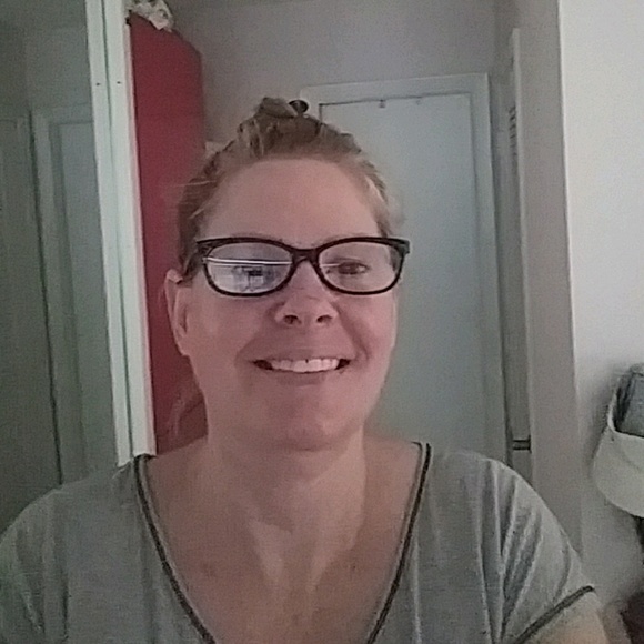 Profile Picture of Cindy Leach (@cmlbml01) on Poshmark