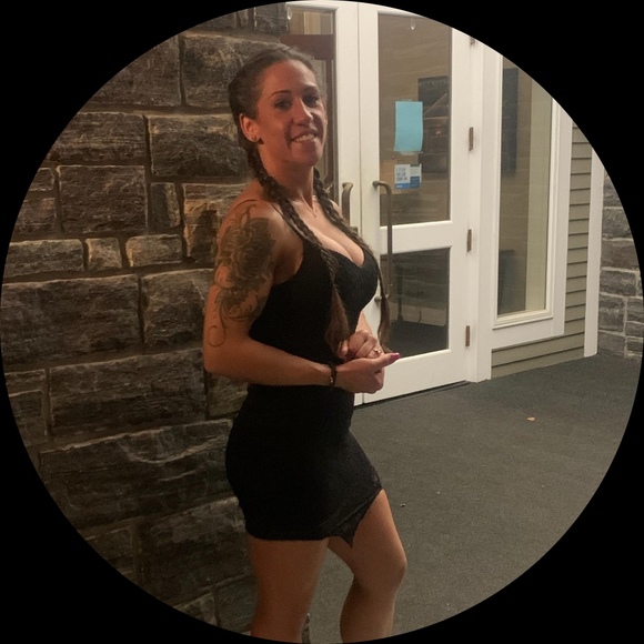 Profile Picture of Anna Liakos (@annaliakos) on Poshmark