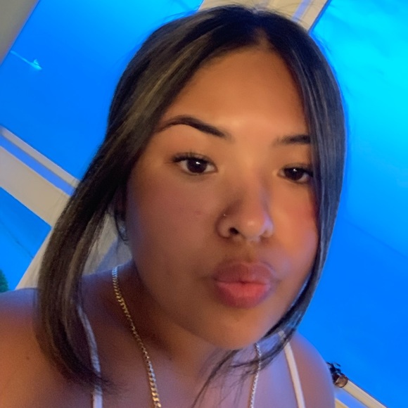Profile Picture of Celine Gonzalez (@celinegon2000) on Poshmark