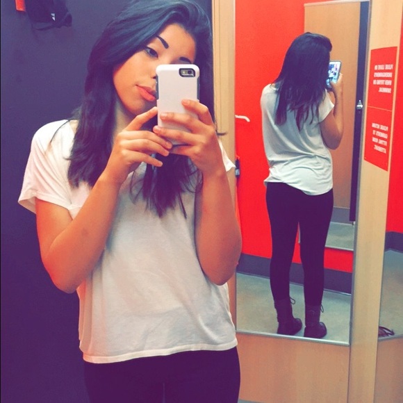 Profile Picture of Valerie Padilla (@vallaweeeee) on Poshmark