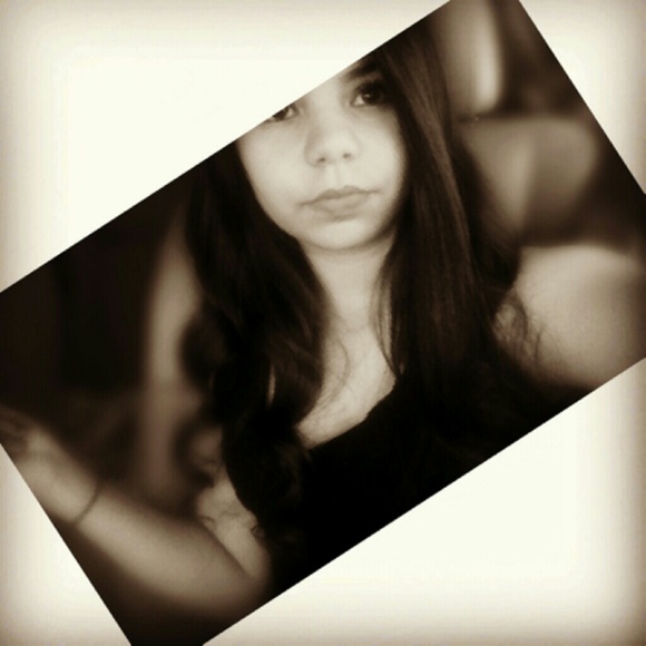 Profile Picture of Maxine Mahone (@itsmaxinem_) on Poshmark