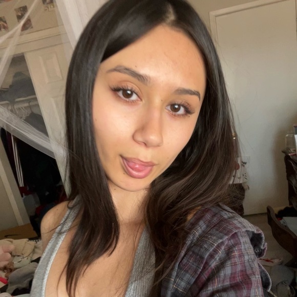 Profile Picture of Gisselle Guzman (@_ellegg) on Poshmark