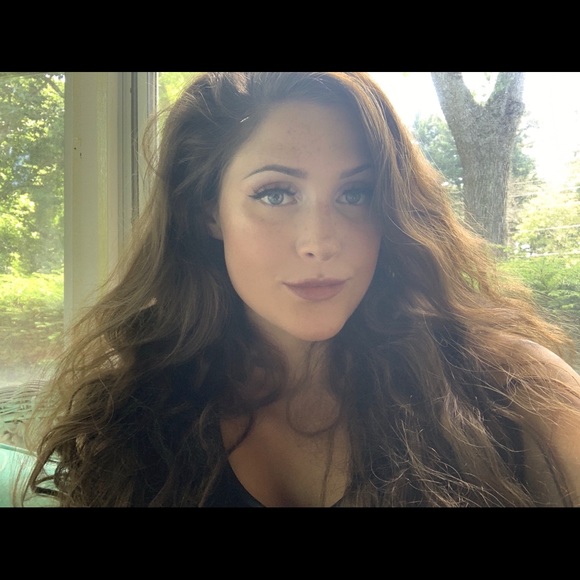 Profile Picture of Victoria Clinton (@victoriac8888) on Poshmark