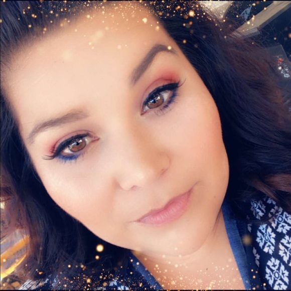 Profile Picture of Ashley Andaverde (@afern83) on Poshmark