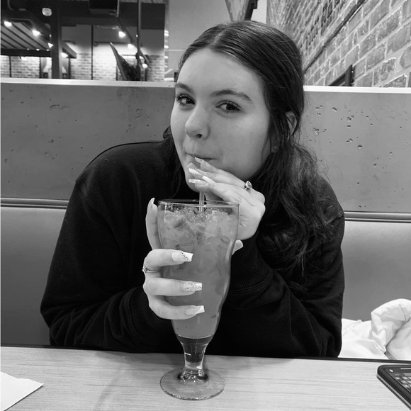 Profile Picture of Evalyn Davidson (@evalyndavidson) on Poshmark