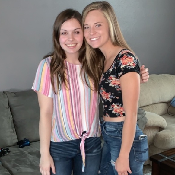 Profile Picture of Melanie Snader (@melaniesnader) on Poshmark