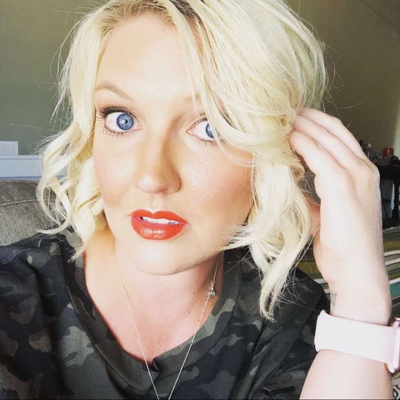 Kara Booras - Poshmark Profile Picture of Kara Booras (@knbooras) on Poshmark