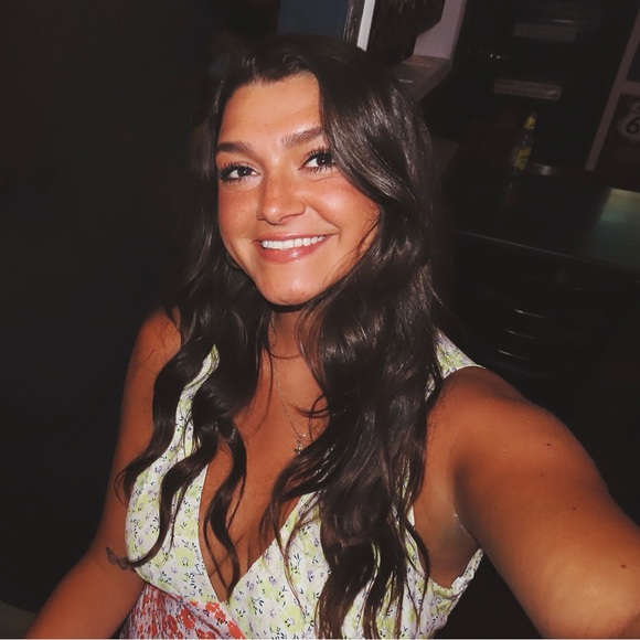 Profile Picture of Carli Uzzolino (@cuzzi) on Poshmark