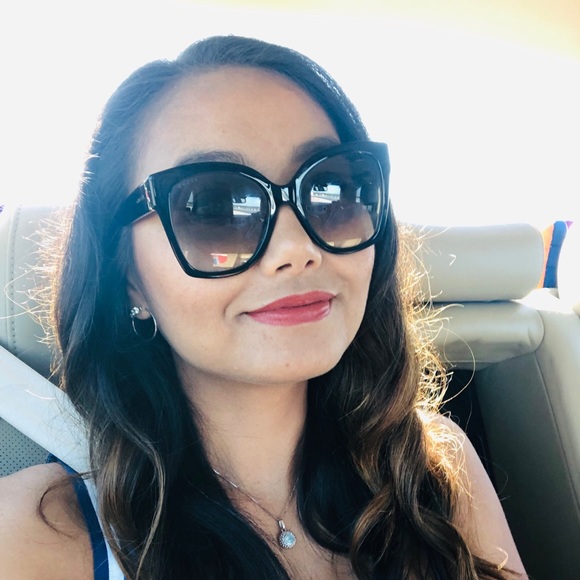 Profile Picture of Olivia Marsh (@sweet_aor1988) on Poshmark