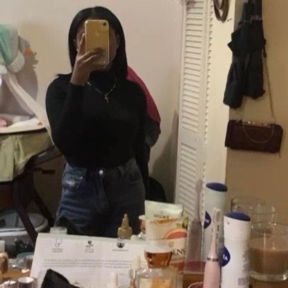 Profile Picture of Ariadna Gonzales (@ariadnagonza995) on Poshmark