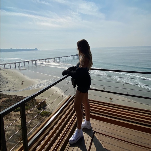 Profile Picture of Chelsea Mischuk (@chelseamischuk) on Poshmark