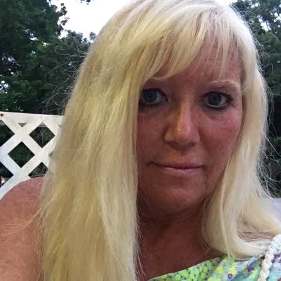 Profile Picture of Candi posh ambassador Arnold (@canroten10) on Poshmark