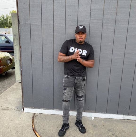 Profile Picture of Real Duzzo (@trillduzzo) on Poshmark