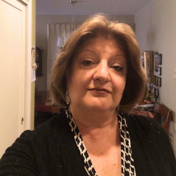 Profile Picture of Angie Drakos (@angiedrakos) on Poshmark