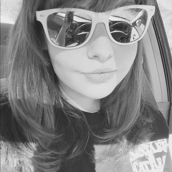 Profile Picture of Olivia Travis (@ohlivieah) on Poshmark