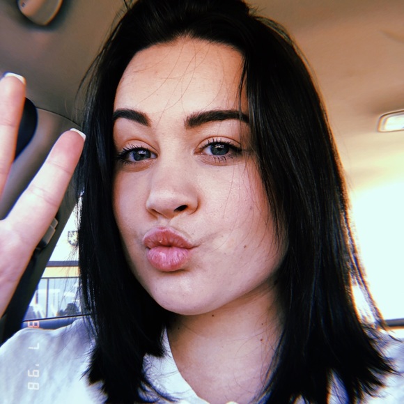 Profile Picture of Chloe Wolfe (@chloewolfe94) on Poshmark