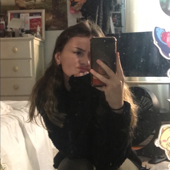 Profile Picture of Ava Tomascik (@avatom) on Poshmark