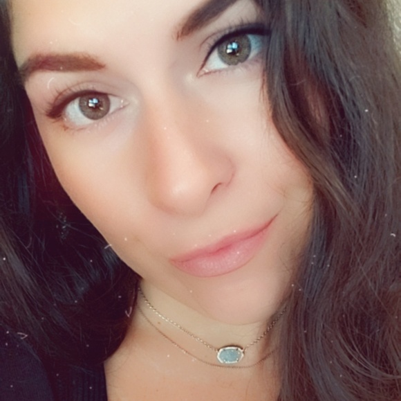 Profile Picture of Emily Anne (@emilyanne1107) on Poshmark