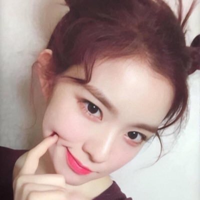 Profile Picture of  ☘️Lee (@Alice9Bae) on Twitter
