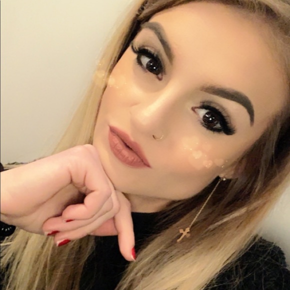 Profile Picture of Daria Sadowski (@bizarredar) on Poshmark