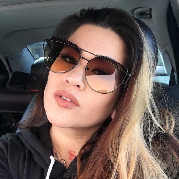 Simone Ryan - Poshmark Profile Picture of Simone Ryan (@simonesymone) on Poshmark