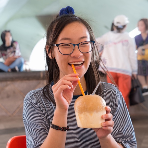 Profile Picture of Laura Hioe (@arualeoih) on Poshmark