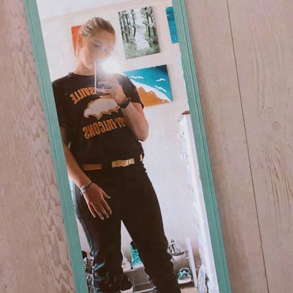 Profile Picture of Julianna Angeline (@julianna_a36) on Poshmark