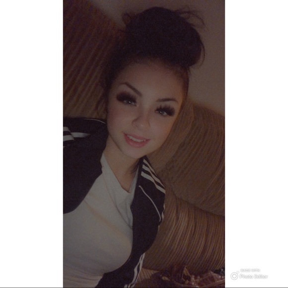 Profile Picture of Jade Neiswonger (@jade60744) on Poshmark