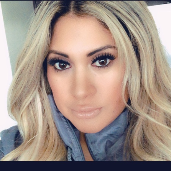 Profile Picture of Lizeth Olvera (@lizeth_olvera) on Poshmark