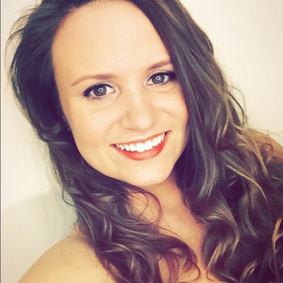 Profile Picture of Elaina Rathje (@elainar) on Poshmark