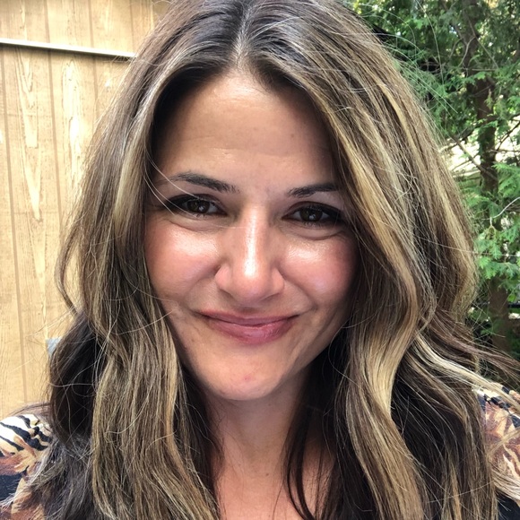 Profile Picture of Julie Banting (@juliekbanting) on Poshmark