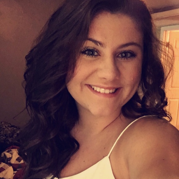 Profile Picture of Carleigh Ray (@cca0ry) on Poshmark