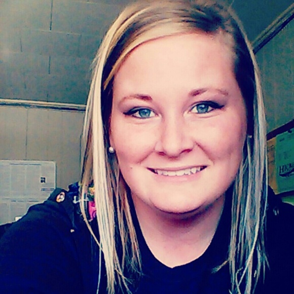 Profile Picture of Rebecca Cutshaw (@herorox27) on Poshmark
