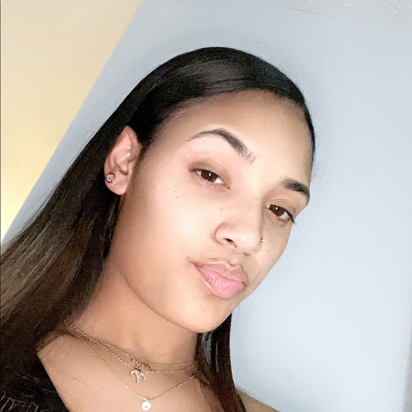 Profile Picture of Kiara Simonsen (@kiarasimonsen) on Poshmark