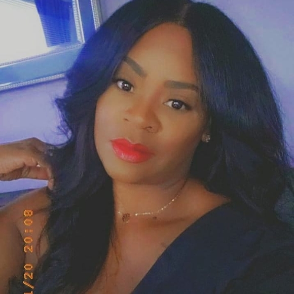 Profile Picture of Kimberly Hazel (@kimberlypillow) on Poshmark