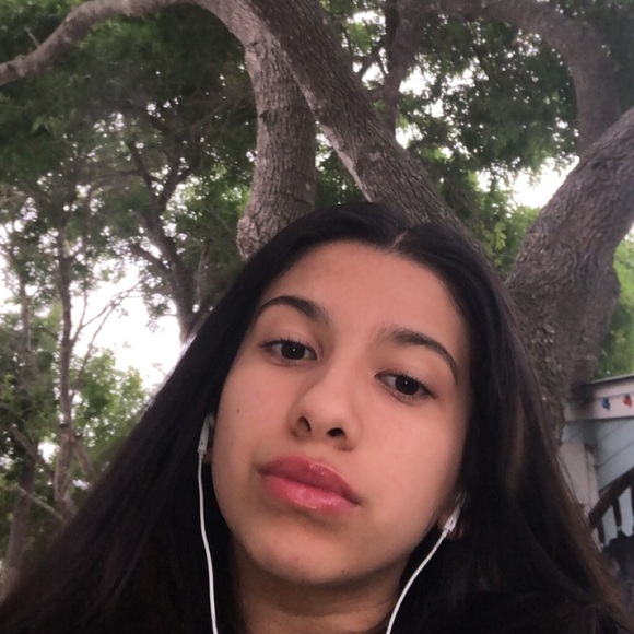 Profile Picture of Bianca Muniz (@bianca_muniz) on Poshmark