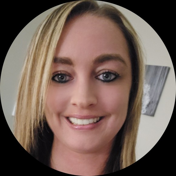 Profile Picture of Kelly Holcombe (@kellyholcombe) on Poshmark