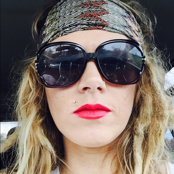 Profile Picture of Samantha Mantor (@smantor) on Poshmark