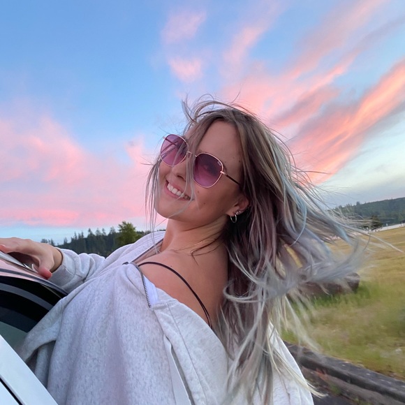 Profile Picture of Emma Pithan (@emma_pithan) on Poshmark