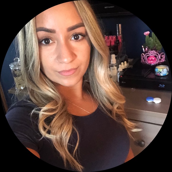 Profile Picture of Geselle Vendrell (@gessyven8) on Poshmark