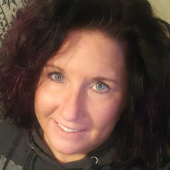Profile Picture of Julia Sowers (@julswv) on Poshmark