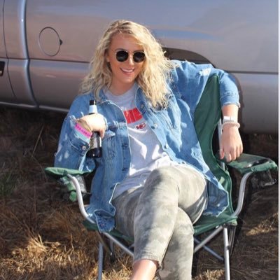 Profile Picture of Anne (@annie_laree) on Twitter