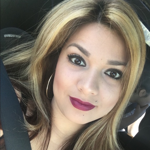 Profile Picture of Melina Perez (@melina2016) on Poshmark