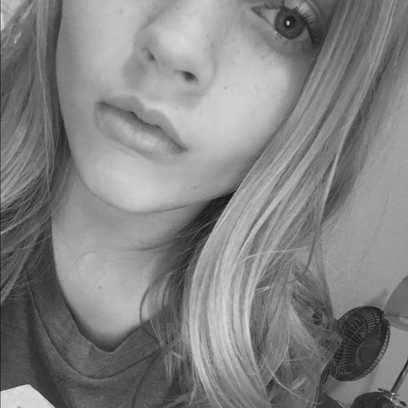 Profile Picture of Bailey Sessions (@baileysessions) on Poshmark