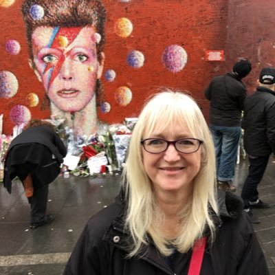 Profile Picture of 80's Chick (@Levesy) on Twitter