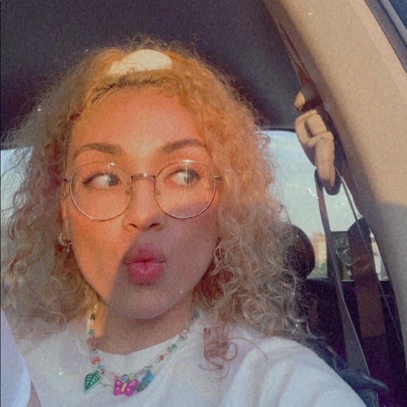 Profile Picture of Alana Johnson (@alanajohnson420) on Poshmark