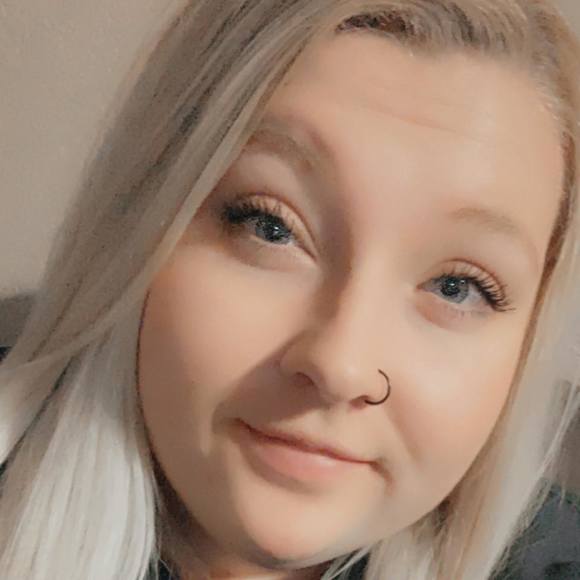 Profile Picture of Danielle Collier (@danielleemma18) on Poshmark