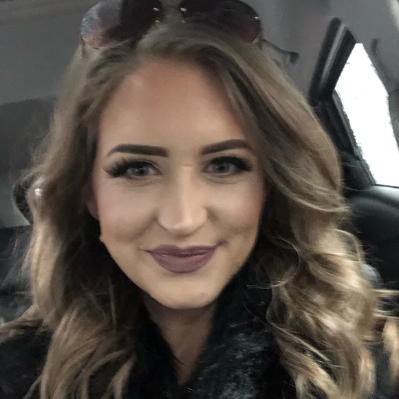 Profile Picture of Laura Kaster (@lkaster) on Poshmark